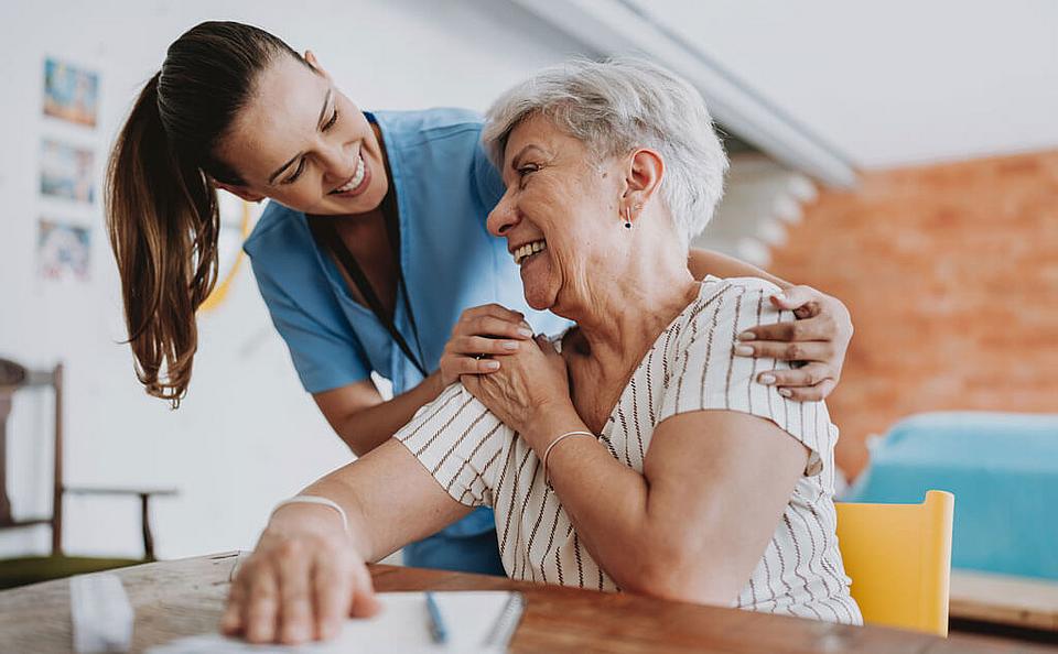 Pflegekraft kümmert sich um Patientin