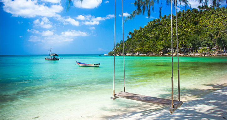 Schaukeln hängt an einer Palme am Strand von Koh Phangan