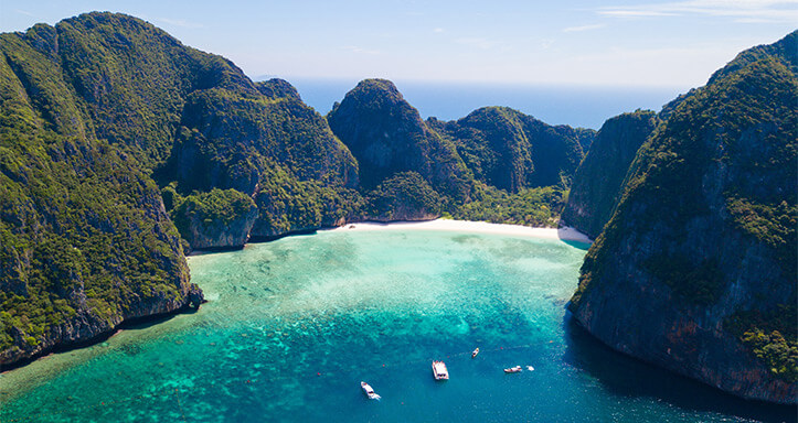 Luftaufnahme von einer Bucht auf Phi Phi Island